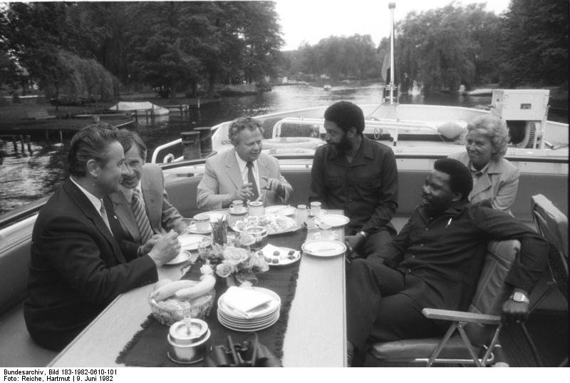 1342277621_Bundesarchiv_Bild_183-1982-0610-101_Berlin_Besuch_Regierungsdelegation_Grenada_Bootsfahrt.jpg.962946841b741dc4f586ef8092999e2a.jpg