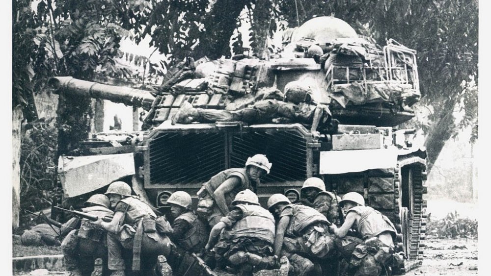 hue_1968_tet_offensive__us_marines_take_cover_behind_a_tank-1024x576.thumb.jpg.258d0e6934dd7c11103d22c472ddafc5.jpg