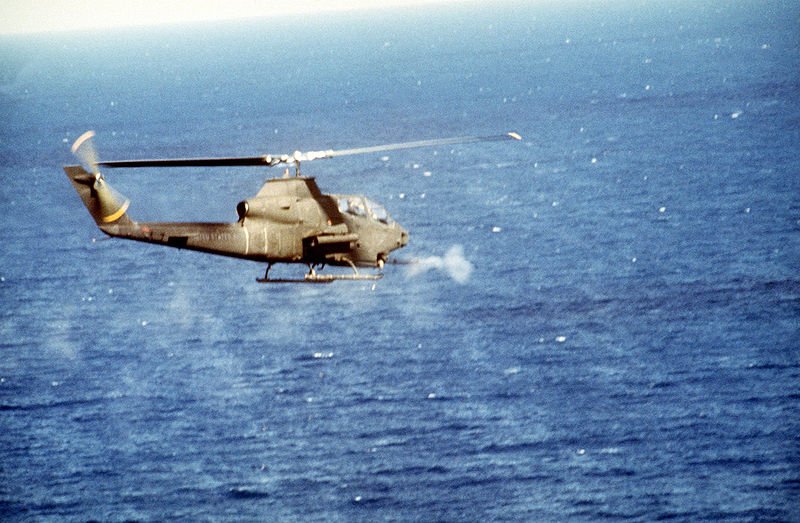 800px-AH-1S_firing_cannon_Grenada_1983.JPEG.675134395ef401d152fbca1091307e4c.JPEG