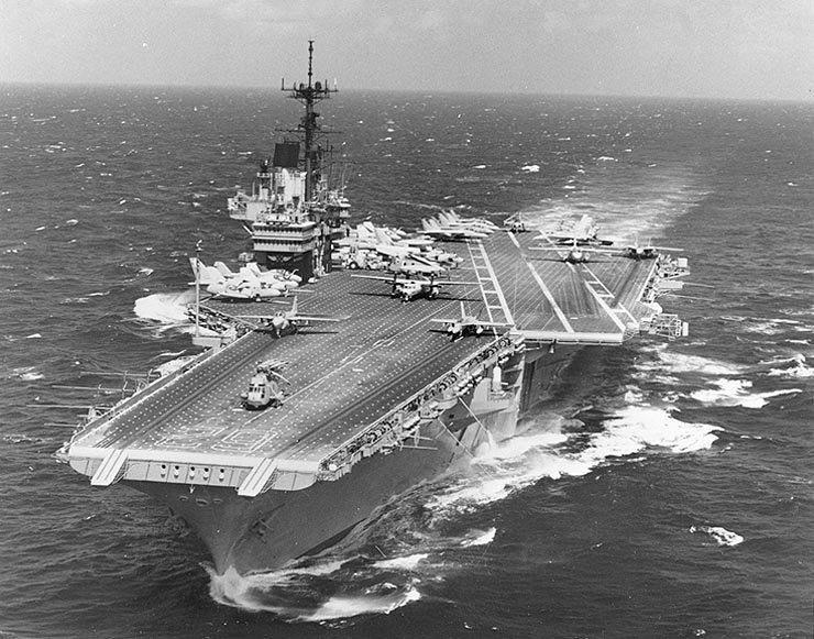 USS_Independence_(CV-62)_at_sea_during_the_later_1980s_or_early_1990s_(NH_97715).jpg.1d8fa480670a9dc7723021265d1495e1.jpg